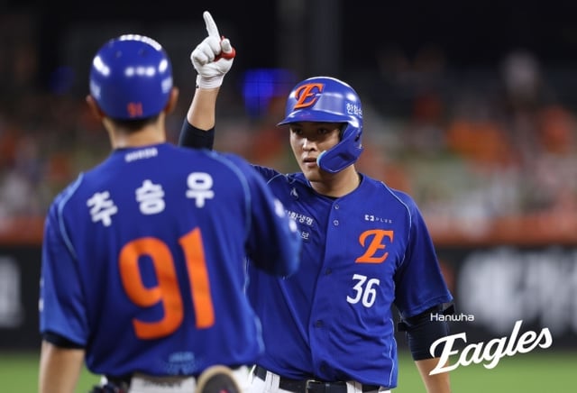 Hanwha Eagles' Han Ji-yoon performs a ceremony after hitting a two-run single during an LG Twins vs. Hanwha Eagles 2026 Shinhan SOL KBO League home game at Daejeon Hanwha Life Park on July 25. /Photo=Hanwha Eagles
