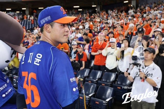 Hanwha Eagles' Han Ji-yoon climbs onto the cheerleader's platform to greet fans after leading his team to victory with a three-run home run as a pinch hitter in the bottom of the eighth inning during an LG Twins vs. Hanwha Eagles 2026 Shinhan SOL KBO League home game at Daejeon Hanwha Life Park on July 26. /Photo=Hanwha Eagles