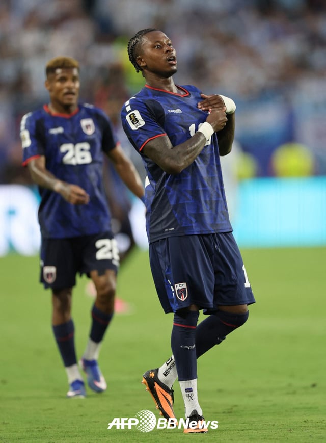 Sidney Lopes Cabral, a fullback for the Cape Verde national football team, celebrates after scoring an equalizing goal in extra time during the 2026 FIFA North American World Cup Round of 16 match against Argentina at Miami Stadium in the United States on the 4th. /AFPBBNews=NEWS1
