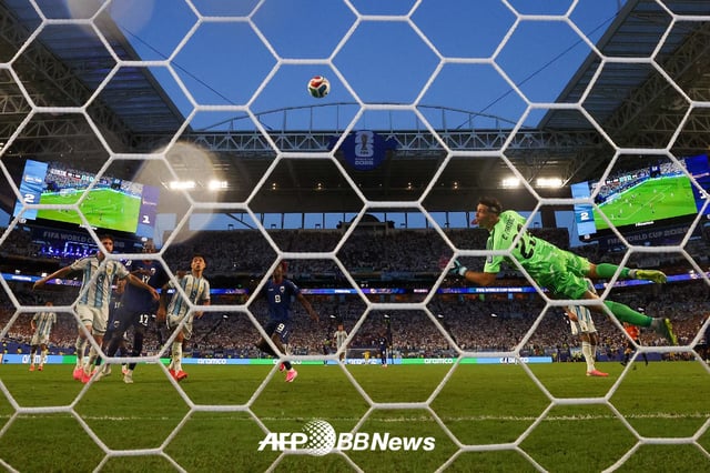 Sidney Lopes Cabral, a fullback for the Cape Verde national football team, at the moment he scored an equalizing goal in extra time during the 2026 FIFA North American World Cup Round of 16 match against Argentina at Miami Stadium in the United States on the 4th. /AFPBBNews=NEWS1