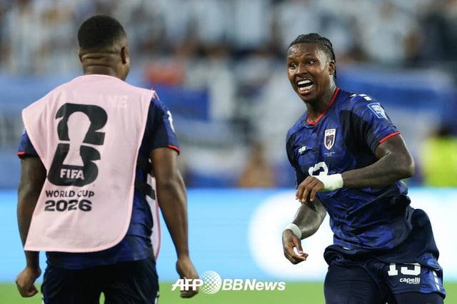 Sidney Lopes Cabral (right), a fullback for the Cape Verde national football team, celebrates after scoring an equalizing goal in extra time during the 2026 FIFA North American World Cup Round of 16 match against Argentina at Miami Stadium in the United States on the 4th. /AFPBBNews=NEWS1