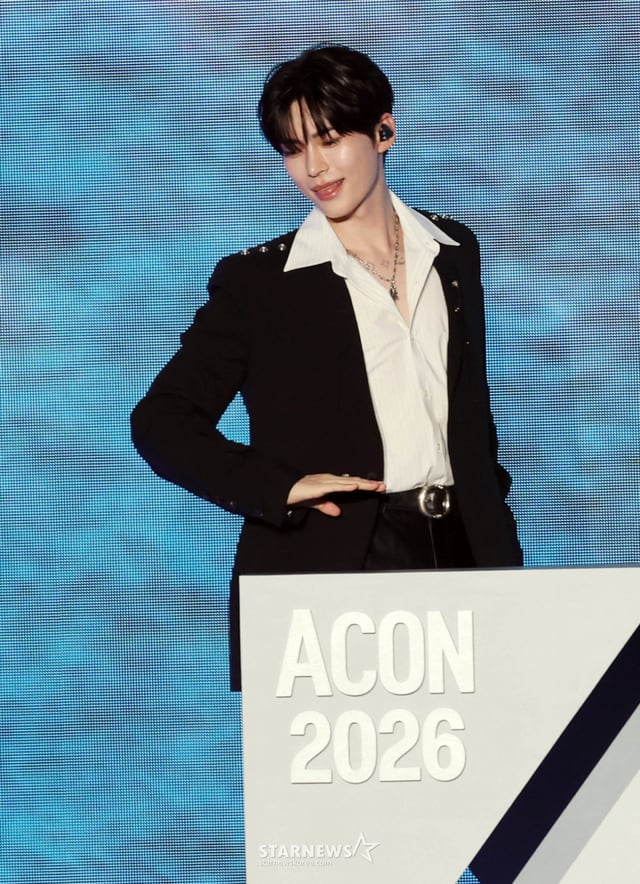 ZEROBASEONE组合成韩彬于25日下午在台北NTSU体育馆举办的'ACON 2026(艾康2027)'舞台上担任独自主持人。2026.07.25 /图片=任成均 tjdrbs23@