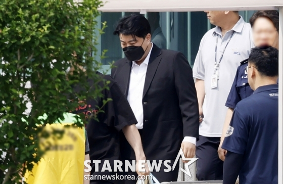 (여주=뉴스1) 권현진 기자 = 음주 운전 뺑소니 혐의로 복역 중이던 가수 김호중(35)이 30일 경기 여주시 소망교도소에서 가석방으로 출소하고 있다.   김호중은 본래 1·2심에서 2년 6개월 형을 받아 오는 11월 출소 예정이었지만 최근 가석방 심사에 통과해 약 5개월 출소 시기를 당기게 됐다. (공동취재)  Copyright © 뉴스1. All rights reserved. 무단 전재 및 재배포,  AI학습 이용 금지. /사진=(여주=뉴스1) 권현진 기자