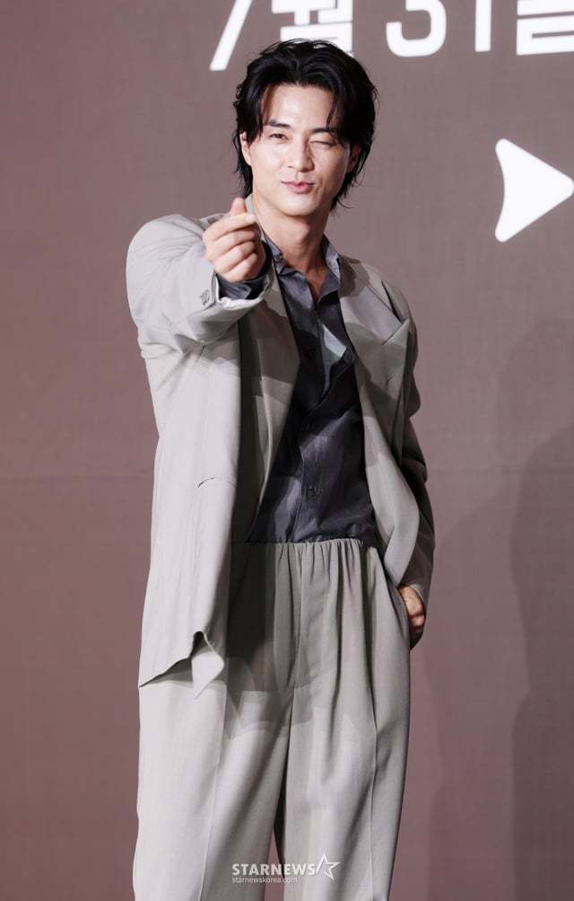 배우 김지훈이 28일 서울 중구 앰배서더 풀만 호텔에서 진행된 쿠팡플레이 시리즈 '지금 불륜이 문제가 아닙니다' 제작발표회에 참석해 포즈를 취하고 있다. /2026.07.28 /사진=김휘선 hwijpg@