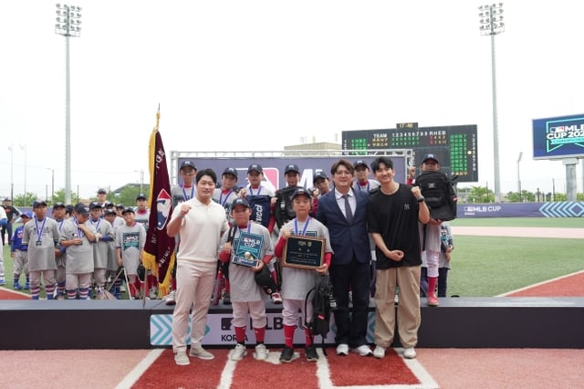 The 2026 MLB Cup Korea winning team poses for a commemorative photo with Oh Seung-hwan (first from the left), commentator Kim Sun-woo (fourth from the left), and YouTuber Bakkko (far right). /Photo=Sports Intelligence Group