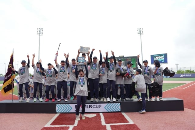 Players pose for a commemorative photo after winning. /Photo=Sports Intelligence Group