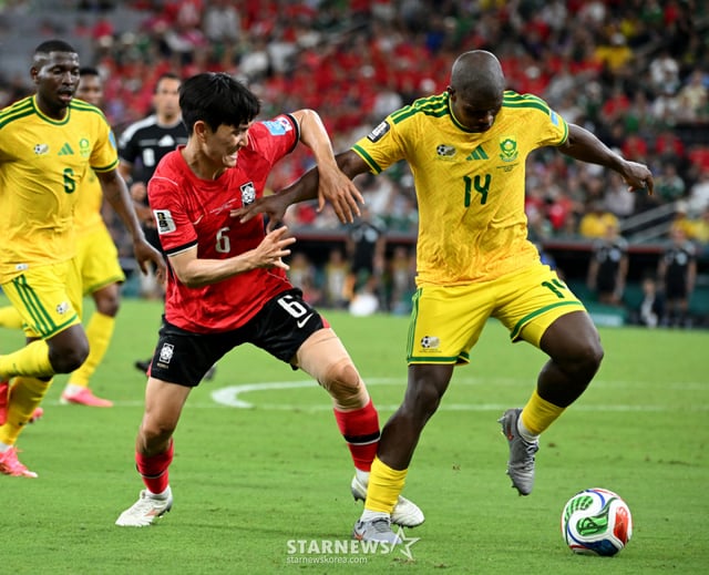 メキシコ·モンテレイのエスタディオBBVAで行われた2026北中米W杯A組3次予選試合の後半、ファン·インボムがウンボカジとボール争いをしている。 /写真=キム·ジンギョン待機者