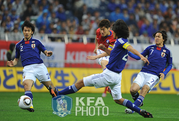 지난 2010년 일본 사이타마에서 열린 한일전 당시 박지성이 득점을 터뜨리는 순간. 당시 한국의 2-0 승리는 유럽파 등이 소집된 한일전에서 한국이 승리를 거둔 마지막 경기로 남아 있다. /사진=대한축구협회 홈페이지 캡처