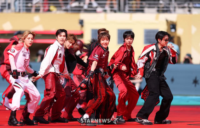 (AFP=NEWS1) = RM, Jin, Suga, J-Hope, Jimin, V y Jungkook de BTS (BTS) se presentan durante el espectáculo de medio tiempo del partido de la final de la Copa Mundial de la FIFA 2026 entre España y Argentina, celebrado el día 19 (hora local) en el estadio de Nueva Jersey, Nueva York. ⓒ AFP=NEWS1 Copyright © NEWS1. Queda prohibida la reproducción total o parcial sin autorización, así como su uso para el entrenamiento de IA. /foto=(AFP=NEWS1)
