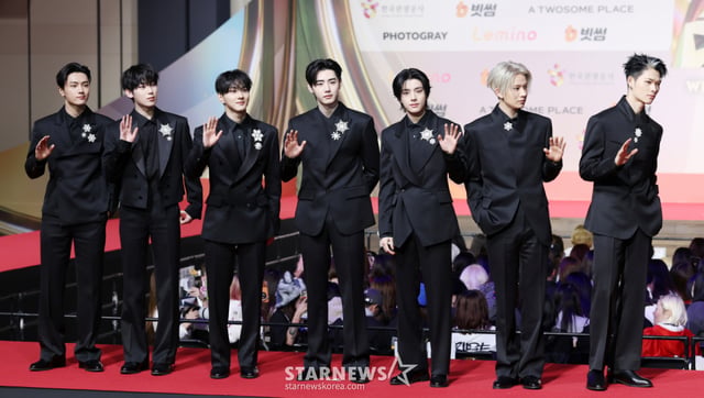 El grupo ENHYPEN posó en la alfombra roja del evento SBS Gayo Daejeon, celebrado el día 25 en el Incheon Inspire Arena, en el distrito Jung-gu de Incheon. /2025.12.25 /Foto=Kim Hwi-seon hwijpg@