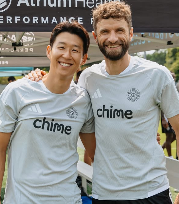 미국 메이저리그사커(MLS) 올스타에 합류한 손흥민(왼쪽)과 토마스 뮐러가 활짝 웃으며 미소짓고 있다. /사진=LAFC 공식 사회관계망서비스(SNS)