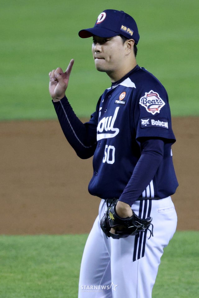 The 2026 Shinhan SOL KBO League match between LG Twins and Doosan Bears was held on the 7th at Seoul Jamsil Baseball Stadium. Lee Young-ha of Doosan celebrated after catching Oh Ji-hwan of LG on a fly ball with two outs and a runner on first in the bottom of the 9th inning, sealing the game. /Photo=Chief correspondent Kim Jin-kyung kim.jinkyung@