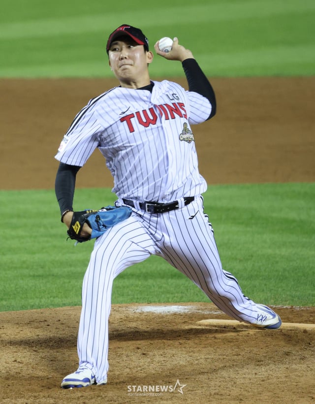 El partido de la Liga KBO Shinhan SOL 2026 entre los LG Twins y los Kiwoom Heroes se celebró el día 28 en el estadio de béisbol Jamsil de Seúl. Son Ju-young está lanzando para LG. /foto=corresponsal jefe Kim Jin-kyung