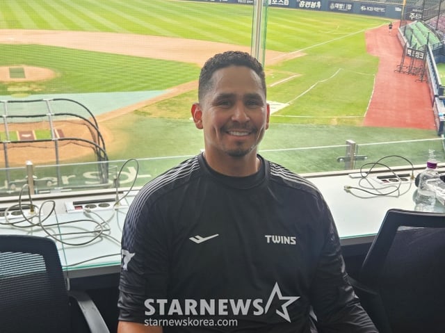 Carlos KARA-sco, el nuevo lanzador extranjero de los LG Twins, accedió a una entrevista con los medios el día 28 antes del partido contra los Kiwoom Heroes en Jamsil. /foto=reportero Kim Dong-yoon