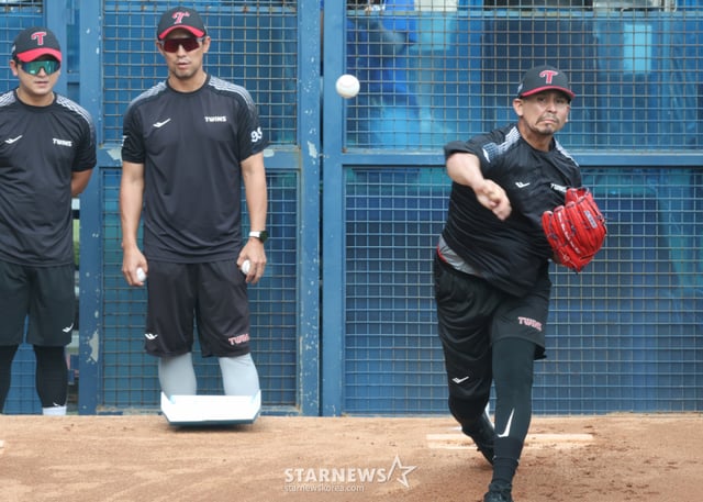 El partido de la 2026 Shinhan SOL Liga KBO entre LG Twins y Kiwoom Heroes se celebró el día 28 en el estadio de béisbol Jamsil de Seúl. El nuevo lanzador extranjero de los LG Twins, Carlos KARA-sco, realiza un lanzamiento desde el bullpen. /Foto=corresponsal jefe Kim Jin-kyung
