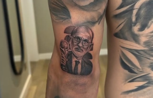 Marc Cucureya, quien se tatuó el rostro del entrenador de la selección española de fútbol, Luis de la Fuente, cumplió su promesa de ganar la Copa Mundial de 2026 organizada por Estados Unidos, México y Canadá. /foto=Captura de las redes sociales de Cucureya