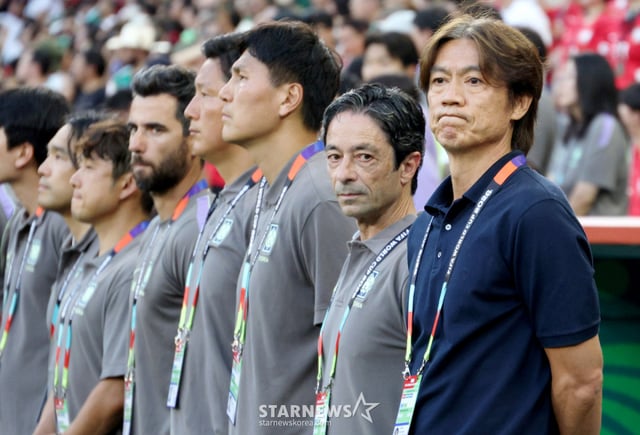 The 2026 CONCACAF Gold Cup Group A third qualifying round match between South Korea and South Africa was held on the 25th (Korea time) at Estadio BBVA in Monterrey, Mexico. Head Coach Hong Myung-bo is checking on players before the match starts, urging them to perform well. June 24, 2026. /Photo=Kim Jin-kyung kim.jinkyung@