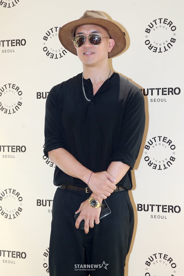 Singer Koo Jun-yup poses at the "Botero Opening Commemorative Photo Event" held at the Botero store in Sinsa-dong, Gangnam-gu, Seoul on the afternoon of the 21st. August 21, 2015 / Photo=Intern Reporter Lee Jung-ho direct119@mt.co.kr
