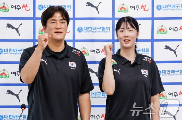 Cha Sang-hyun (left) with the Yeo Ja-bae-gu (CEO) team and captain Kang So-hui. /Photo=NEWS1