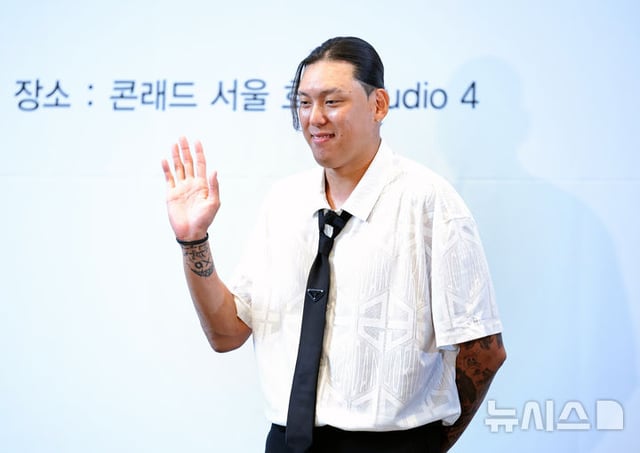 After concluding the press conference held on the morning of the 29th at Studio 4 of Conrad Seoul Hotel in Seoul Yeouido, Choi Jun-yong struck a hand gesture pose. /Photo=NEWSIS