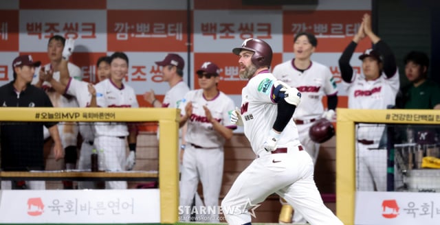 Kiwoom's third hitter, Davidson, rounds the bases after hitting a two-run home run to left field off Choi Won-tae during the bottom of the fifth inning in the July 21, 2026, match between Kiwoom Heroes and Samsung Lions at Gocheok Sky Dome. /Photo=Senior reporter Kang Young-jo
