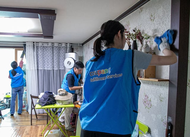 28일 전문 청소업체와 쿠팡풀필먼트서비스 직원들이 서해구 관내 임시 대피소에 체류해온 주민의 거주지를 청소하는 모습/사진제공=쿠팡