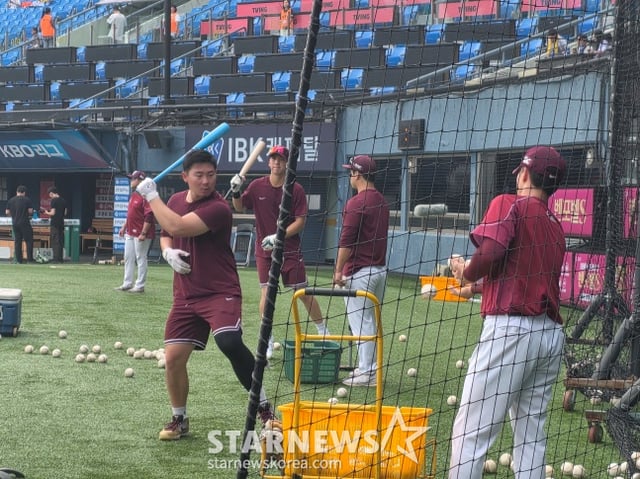 Kiwoom's Keiston Hira is seen doing light batting practice ahead of the Jamsil LG game on the 28th. /Photo=Reporter Kim Dong-yun