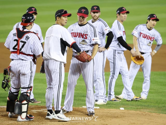 The 2026 Shinhan SOL KBO League game between LG Twins and Kiwoom Heroes was held on the 29th at Seoul Jamsil Baseball Stadium. LG's Kim Young-woo is being replaced in the top of the fifth inning. /Photo=Chief correspondent Kim Jin-kyung