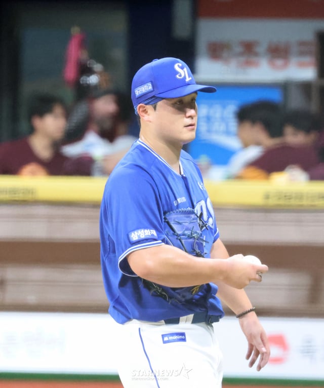 삼성 선발투수 최원태가 21일 고척스카이돔에서 열리는 '2026 SOL KBO리그 키움히어로즈와 삼성라이온즈 경기 5회말 데이비슨에 좌월2점홈런을 허용한 후 강판되고 있다. 2026.07.21. /사진=강영조 cameratalks@