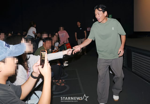 El actor Hwang Jung-min asistió el 29 por la tarde al evento de presentación de la película 'Hope' en Seúl CGV Yongsan i-Park Mall, donde saludó a los fans. /2026.07.29 / Foto=Lee Dong-hoon photoguy@