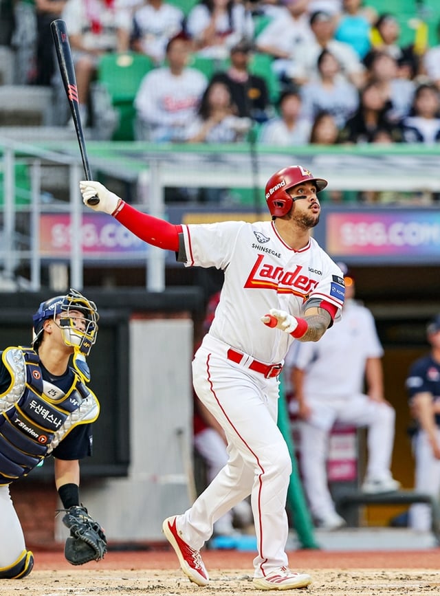 Bly Madris de los SSG Landers (a la derecha) golpea un jonrón de dos carreras que da la vuelta en el tercer inning inferior del partido de local contra los Doosan Bears de la 2026 Shinhan SOL Liga KBO, disputado el día 29 en el campo SSG Landers de Incheon, y observa la pelota. /Foto=Proporcionado por SSG Landers