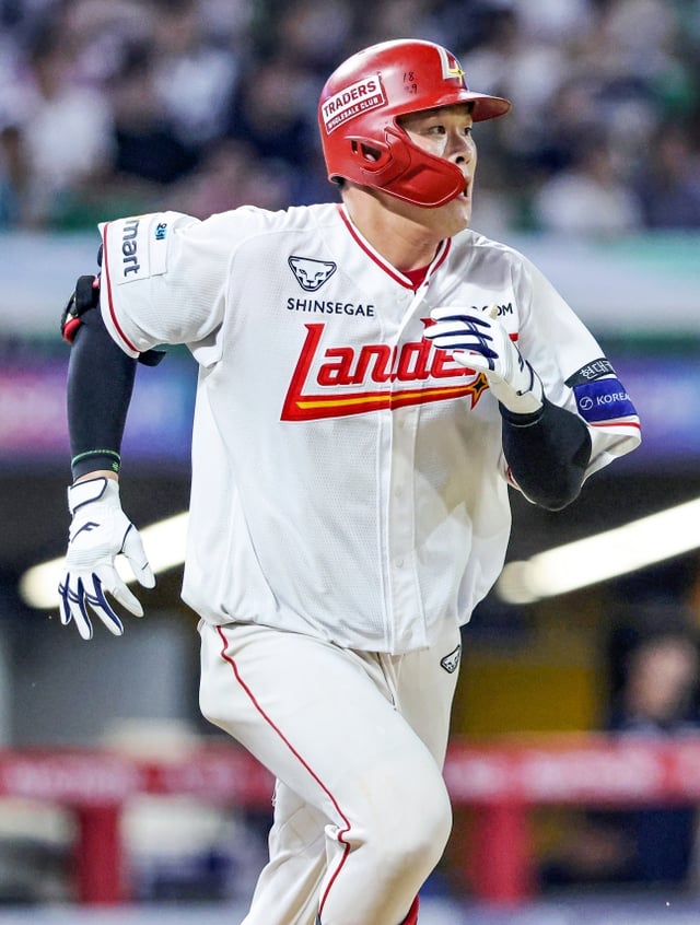 Jeon Ui-san de los SSG Landers conecta un doble en la parte baja del cuarto inning del partido de local contra los Doosan Bears de la 2026 Shinhan SOL Liga KBO, disputado el día 29 en el campo SSG Landers de Incheon. /Foto=Proporcionado por SSG Landers