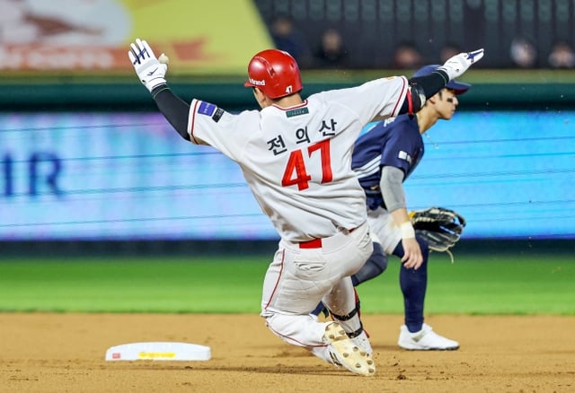 SSG Landers' Jeon Ui-san slides into second base after hitting a double during the 2026 Shinhan SOL KBO League home game against Doosan Bears at Incheon SSG Landers Field on the 29th. /Photo=SSG Landers