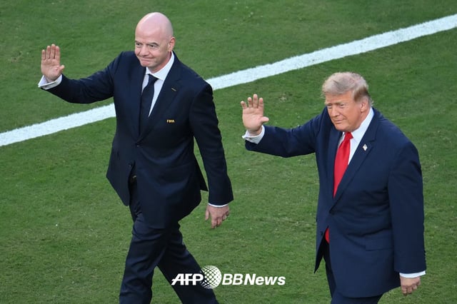 지난 2026 국제축구연맹(FIFA) 북중미 월드컵 시상식 당시 잔니 인판티노(왼쪽) FIFA 회장과 도널드 트럼프 미국 대통령. /AFPBBNews=뉴스1