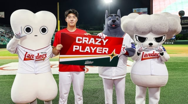 SSG Landers' Kim Min-jun received the Seon Su (수상) medal after securing a win during his start on the 29th at Incheon SSG Landers Field against Doosan Bears in the 2026 Shinhan SOL KBO League home game. /Photo=Provided by SSG Landers