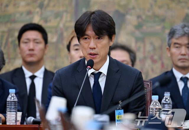 명보 전 축구 국가대표팀 감독이 30일 서울 여의도 국회에서 열린 문화체육관광위원회의 대한축구협회 현안 관련 청문회에 출석해 질의에 답하고 있다. /사진=뉴스1