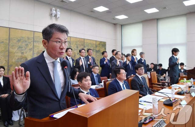 El ex presidente Chung Mong-gyu y el ex entrenador del equipo nacional de fútbol Hong Myung-bo prestaron juramento como testigos al comparecer el día 30 en la audiencia sobre asuntos pendientes de la Asociación Coreana de Fútbol celebrada en la Comisión de Cultura, Deportes y Turismo de la Asamblea Nacional. /Foto=NEWS1