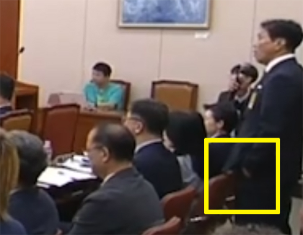 After Rebuilding Korea Party Kim Jae-won (Rep.) pointed out issues regarding Moon Jin-hee, Korea Football Association Shim Pan-wi (Director)'s attitude, criticism also came from the Democratic Party of Korea lawmakers' seats. With his left hand in his pocket, he stared at the Democratic Party of Korea lawmakers' section. Prior to this posture, Moon Jin-hui (Chairman) referred to a Democratic Party of Korea National Assembly member as "over there," saying, "Don't get involved over there. Just... since morning." /Photo=Hearing video capture