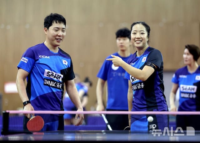한국 탁구 국가대표 임종훈(왼쪽)과 신유빈이 30일 충북 진천선수촌에서 열린 2026 아이치·나고야 아시안게임 탁구 대표팀 미디어데이에서 공개훈련을 하고 있다. /사진=뉴시스 제공