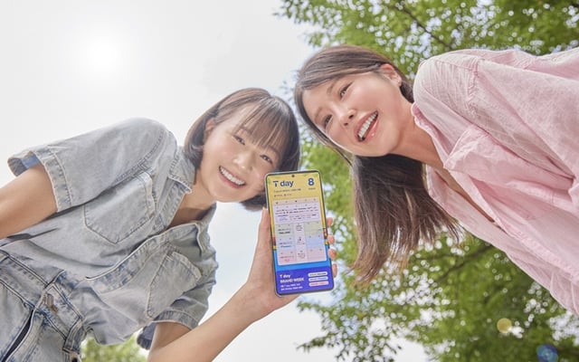 SKTモデルが特典拡大関連プロモーションページを見ている様子。/写真提供=SKT