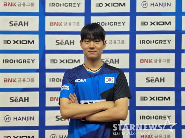 Korean table tennis star Oh Jun-seong gave an interview with reporters after finishing the public training session held on the 30th at the Chungbuk Jincheon Sports Complex. /Photo=Reporter Kim Dong-yoon