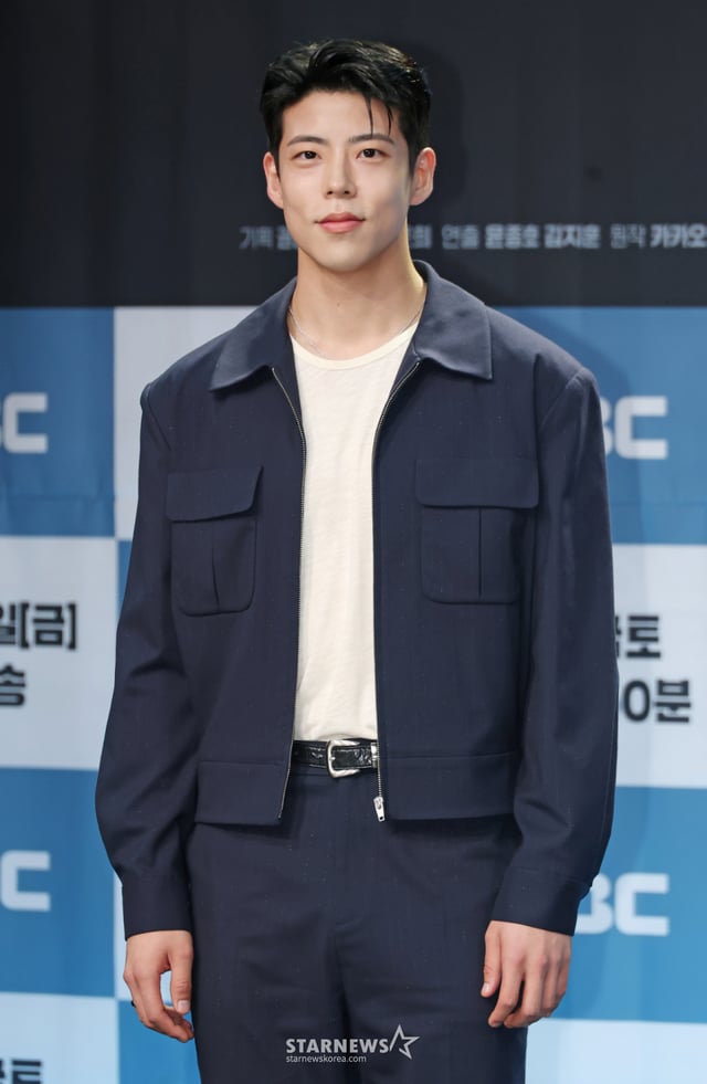 배우 최우성이 30일 오후 서울 마포구 상암동 MBC에서 진행된 금토드라마 유부녀킬러 제작발표회에 참석해 포즈를 취하고 있다. 세상에서 가장 살벌한 직업을 가진, 어느 워킹맘의 고군분투 워라밸 사수기를 그린 드라마 '유부녀 킬러'는 오는 31일 첫 방송된다. /2026.07.30 /사진=이동훈 photoguy@