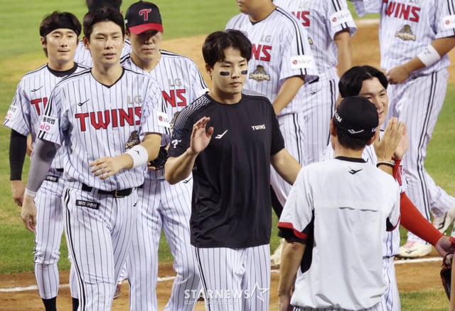 22026 신한 SOL KBO리그 LG 트윈스 대 키움 히어로즈 경기가 30일 서울 잠실야구장에서 열렸다.  천신만고 끝에 10승을 거둔 LG 임찬규가 경기 후 염경엽 감독의 환영을 받고 있다. /사진=김진경 kim.jinkyung@