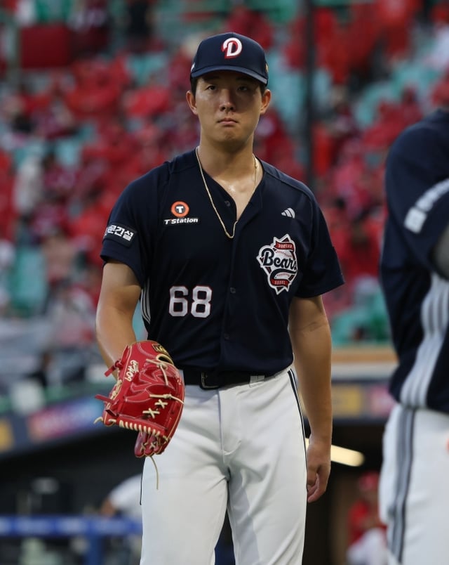Doosan Bears' Choi Min-seok leaves the mound after his start against SSG Landers on the 30th, looking disappointed. /Photo=Doosan Bears