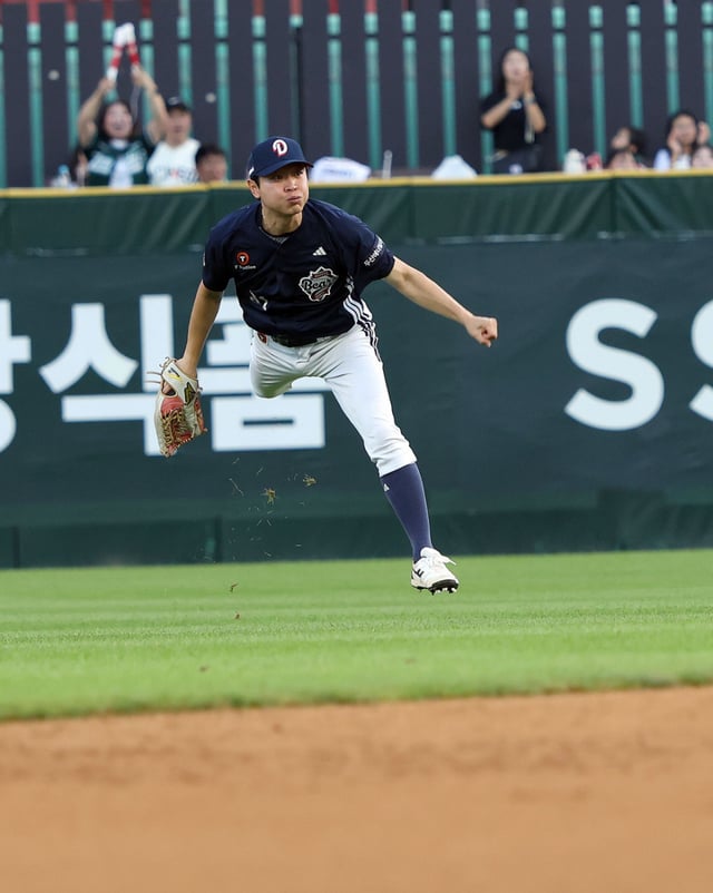 Doosan Bears' Jung Soobin throws a powerful ball to home plate during the game against SSG Landers on the 30th, tagging out a runner. /Photo=Doosan Bears