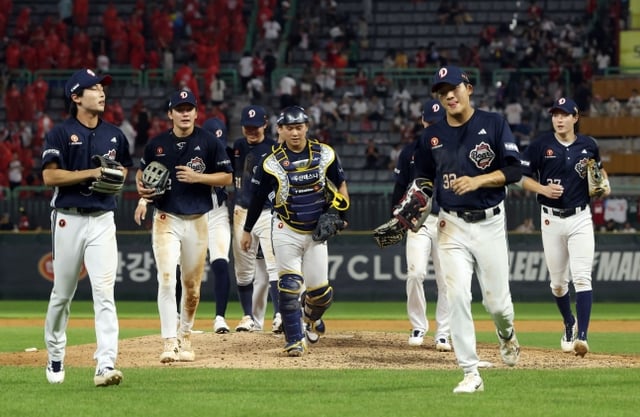 斗山(トゥサン)ベアーズの選手たちが30日、仁川(インチョン)SSGランダースフィールドで行われるSSGランダースと2026新韓(シンハン)SOLKBOリーグ訪問試合で勝利を収めて喜んでいる。 /写真=斗山ベアーズ提供