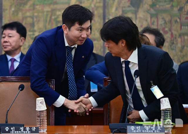 유승민 대한체육회장과 홍명보 전 축구대표팀 감독이 30일 서울 여의도 국회 문화체육관광위원회에서 열린 대한축구협회 현안 관련 청문회에서 출석해 인사를 나누고 있다. /사진=뉴시스