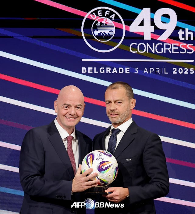 国际足球联合会(FIFA)主席詹尼·因凡蒂诺(左)与欧洲足球协会联盟(UEFA)主席亚历山大·切费林。/AFPBBNews=NEWS1