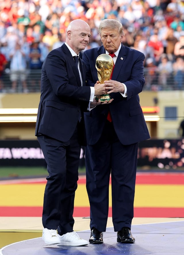 2026年国际足球联合会(FIFA)中北美世界杯颁奖典礼上,FIFA主席詹尼·因凡蒂诺(左)与美国总统唐纳德·特朗普。/AFPBBNews=NEWS1