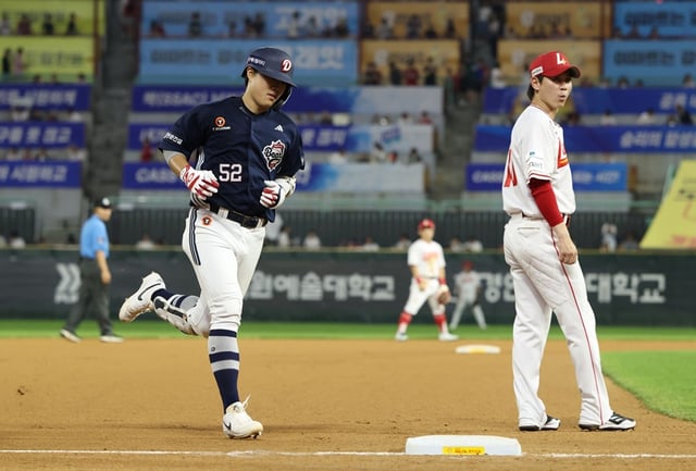 Park Jun-soon (left). /Photo=Doosan Bears
